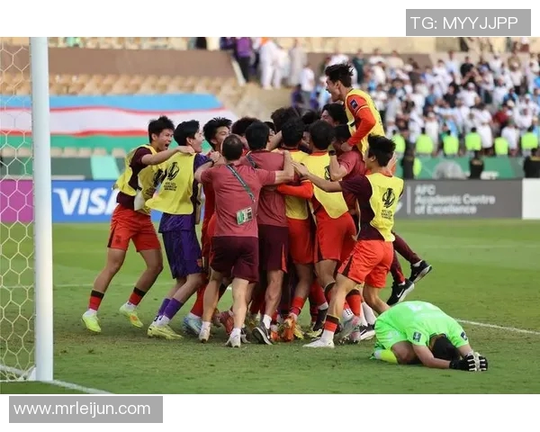 南锡与贝济耶激战正酣双方球员全力以赴争夺胜利 南锡与贝济耶激战正酣双方球员全力以赴争夺胜利