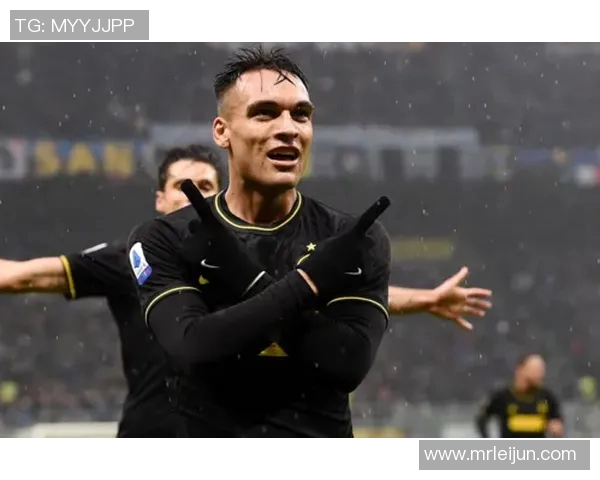 马丁内斯的传奇人生与职业生涯探索：从球场到生活的多重角色解析