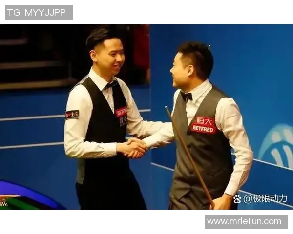 前进鹰与阿青年激战正酣谁能在这场较量中脱颖而出争夺胜利